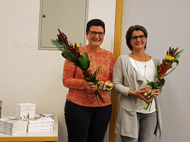 Sigrid Höflinger und Elke Kirschner mit Blumen