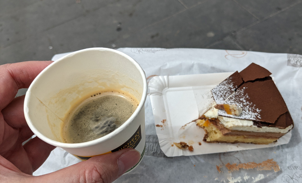 Kaffebecher und Küchenstück