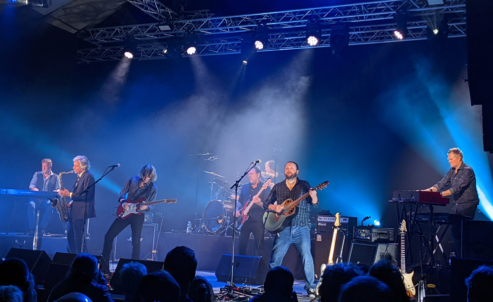 Nochmal die Band beim Spielen in blauem Licht