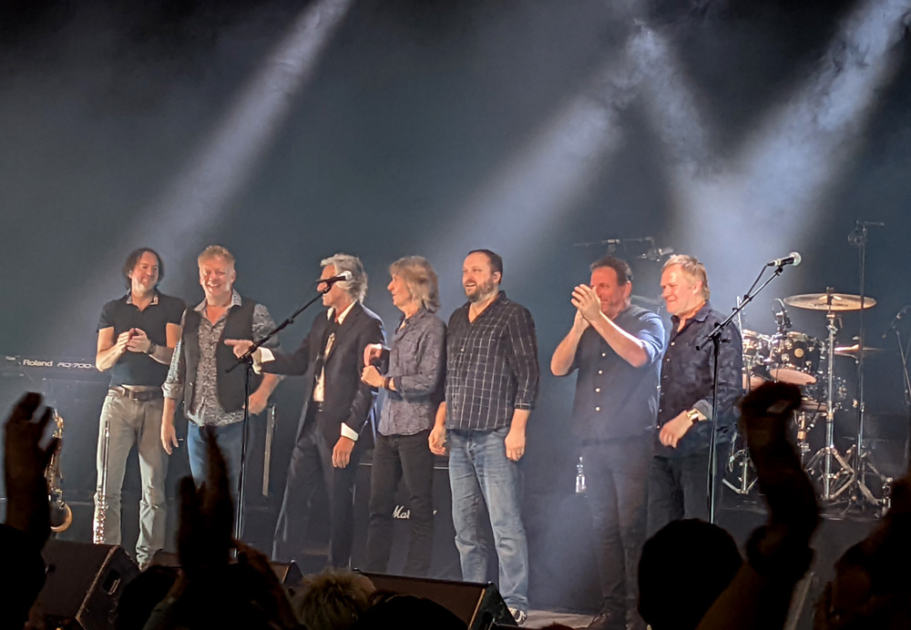 Die Band steht nach dem Ende am Bühnenrand und lässt sich feiern