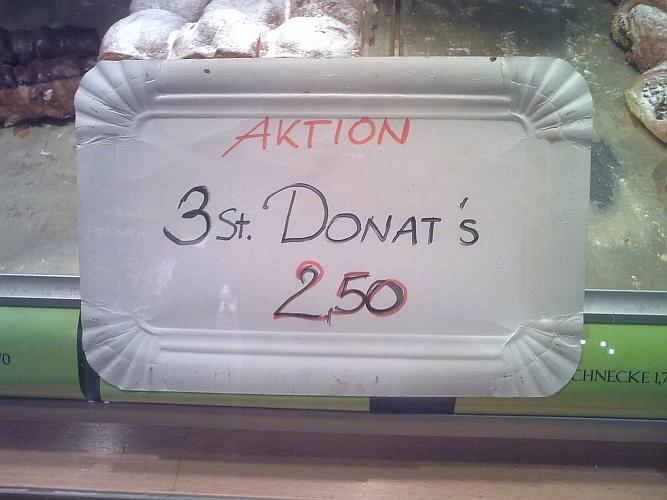 Werbetext in einer Bäckerei falsch geschrieben, der "Donut" wurde am Ende mit a statt mit u geschrieben