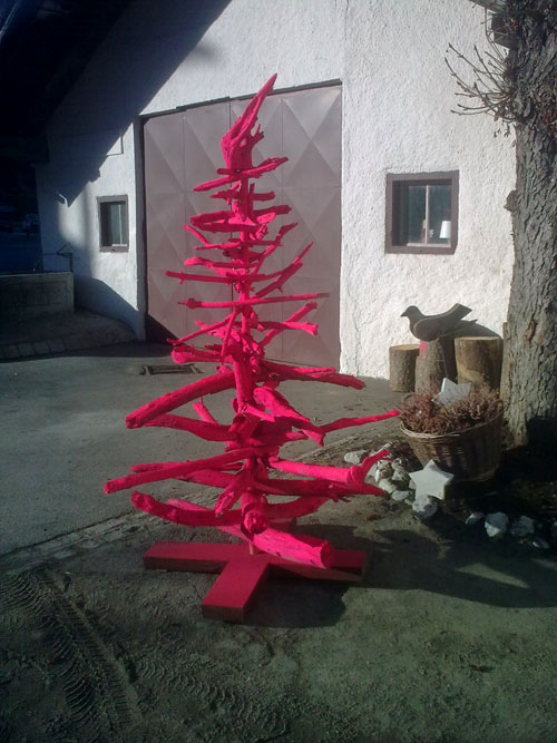 ein Weihnachtsbaum aus Holz, in pink angemalt