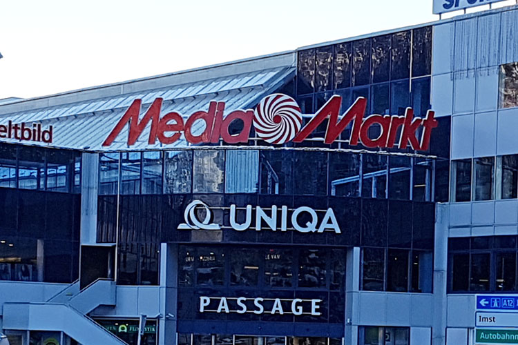 Leuchtreklame Media-Markt am Tag