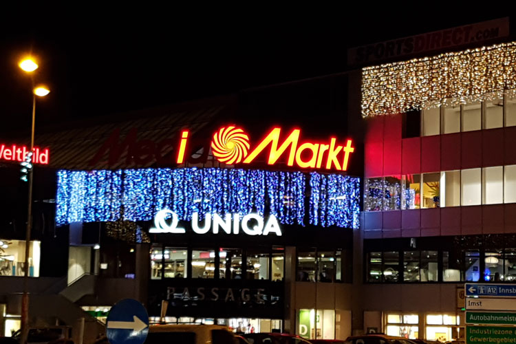 Leuchtreklame Media-Markt bei Nacht - nur mehr "i - Markt" leuchtet, ist zu sehen