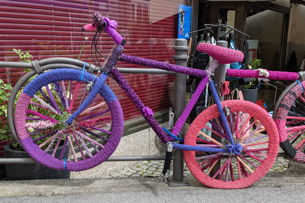gesamtes Fahrrad bunt umstrickt, quasi mit einer gestrickten Haut umantelt
