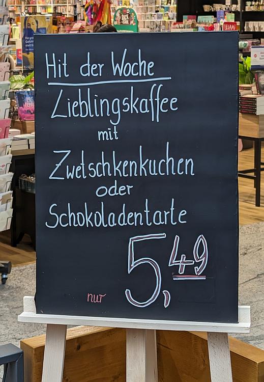 MIt Kreide auf Tafel das Wort Schokoladentarte statt -torte geschrieben